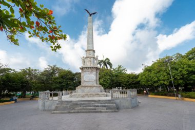 Cartagena, Bolivar, Kolombiya. 15 Mart 2023: Centenary Park 'ta heykel ve mavi gökyüzü.