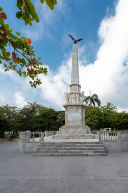 Cartagena, Bolivar, Kolombiya. 15 Mart 2023: Centenary Park 'ta heykel ve mavi gökyüzü.