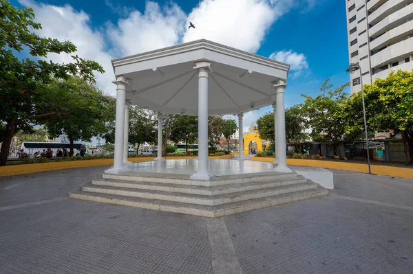 卡塔赫纳 玻利瓦尔 哥伦比亚 2023年3月15日 百年公园和蓝天的雕塑 — 图库照片
