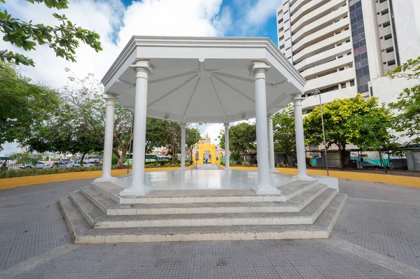 卡塔赫纳 玻利瓦尔 哥伦比亚 2023年3月15日 百年公园和蓝天的雕塑 — 图库照片