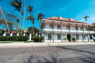 Cartagena, Bolivar, Kolombiya. 16 Mart 2023 Rafael Nuez Müzesi mavi gökyüzü.