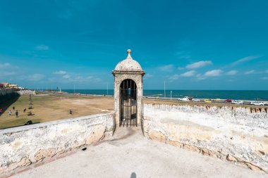 Cartagena, Bolivar, Kolombiya. 16 Mart 2023: Mavi gökyüzü ile güzel mavi gökyüzü ile duvarlı şehirden manzara.