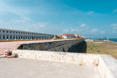 Cartagena, Bolivar, Kolombiya. 16 Mart 2023: Mavi gökyüzü ile güzel mavi gökyüzü ile duvarlı şehirden manzara.