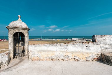 Cartagena, Bolivar, Kolombiya. 16 Mart 2023: Mavi gökyüzü ile güzel mavi gökyüzü ile duvarlı şehirden manzara.