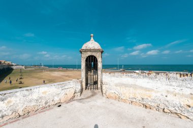 Cartagena, Bolivar, Kolombiya. 16 Mart 2023: Mavi gökyüzü ile güzel mavi gökyüzü ile duvarlı şehirden manzara.
