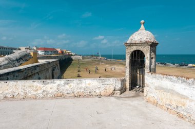 Cartagena, Bolivar, Kolombiya. 16 Mart 2023: Mavi gökyüzü ile güzel mavi gökyüzü ile duvarlı şehirden manzara.