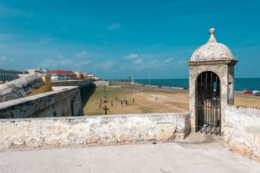 Cartagena, Bolivar, Kolombiya. 16 Mart 2023: Mavi gökyüzü ile güzel mavi gökyüzü ile duvarlı şehirden manzara.