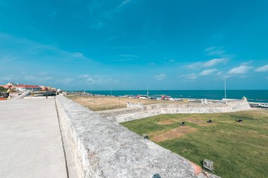 Cartagena, Bolivar, Kolombiya. 16 Mart 2023: Mavi gökyüzü ile güzel mavi gökyüzü ile duvarlı şehirden manzara.