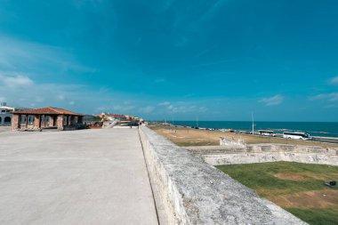 Cartagena, Bolivar, Kolombiya. 16 Mart 2023: Mavi gökyüzü ile güzel mavi gökyüzü ile duvarlı şehirden manzara.
