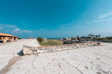 Cartagena, Bolivar, Kolombiya. 16 Mart 2023: Mavi gökyüzü ile güzel mavi gökyüzü ile duvarlı şehirden manzara.