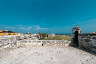 Cartagena, Bolivar, Kolombiya. 16 Mart 2023: Mavi gökyüzü ile güzel mavi gökyüzü ile duvarlı şehirden manzara.