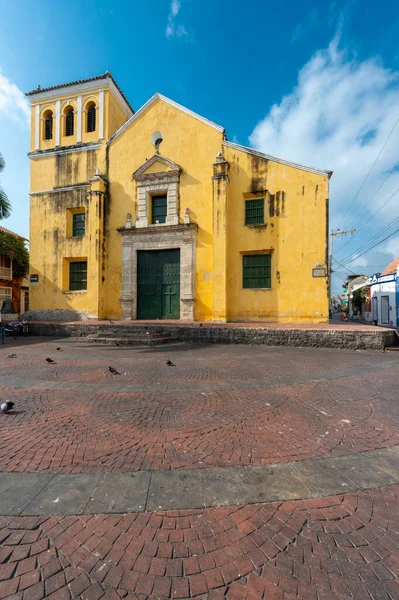 卡塔赫纳 玻利瓦尔 哥伦比亚 2023年3月15日 蓝天公园与三位一体教堂 — 图库照片