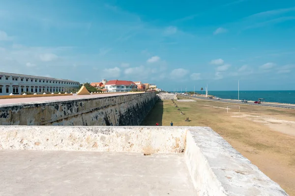 Cartagena, Bolivar, Kolombiya. 16 Mart 2023: Mavi gökyüzü ile güzel mavi gökyüzü ile duvarlı şehirden manzara.