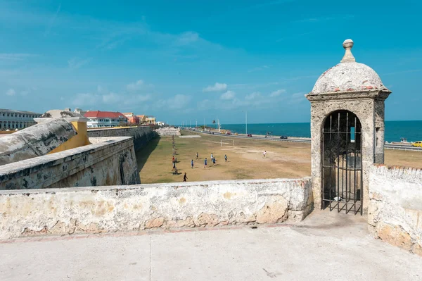 Cartagena, Bolivar, Kolombiya. 16 Mart 2023: Mavi gökyüzü ile güzel mavi gökyüzü ile duvarlı şehirden manzara.