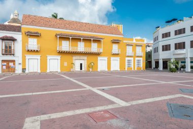 Cartagena, Bolivar, Kolombiya. 16 Mart 2023: Gümrük Meydanı ve Kolon Anıtı.