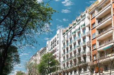Madrid, İspanya. 18 Nisan 2022: Mavi gökyüzüne sahip şehir mimarisi.