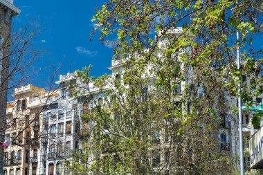 Madrid, İspanya. 18 Nisan 2022: Mavi gökyüzüne sahip şehir mimarisi.
