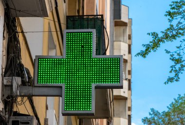 Madrid, İspanya. 18 Nisan 2022: Mavi gökyüzüne sahip şehir mimarisi.