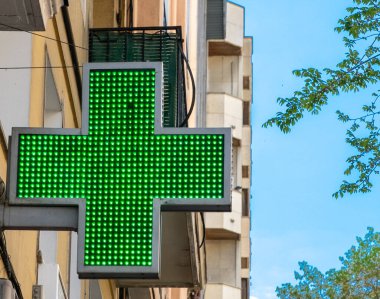 Madrid, İspanya. 18 Nisan 2022: Mavi gökyüzüne sahip şehir mimarisi.