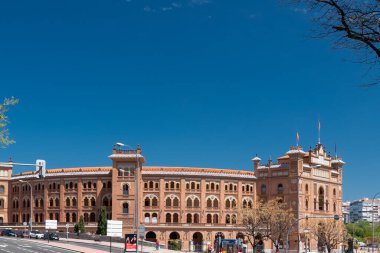 Madrid, İspanya. 18 Nisan 2022: Mavi gökyüzü ile Las Ventas boğa güreşi.