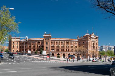Madrid, İspanya. 18 Nisan 2022: Mavi gökyüzü ile Las Ventas boğa güreşi.