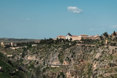Güzel mavi gökyüzü ve İspanya 'nın Toledo kentindeki Tagus nehrinin manzaralı panoramik manzarası.