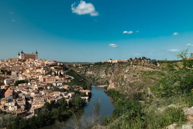 Güzel mavi gökyüzü ve İspanya 'nın Toledo kentindeki Tagus nehrinin manzaralı panoramik manzarası.
