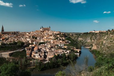 Güzel mavi gökyüzü ve İspanya 'nın Toledo kentindeki Tagus nehrinin manzaralı panoramik manzarası.