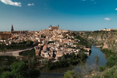 Güzel mavi gökyüzü ve İspanya 'nın Toledo kentindeki Tagus nehrinin manzaralı panoramik manzarası.