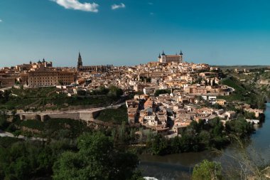 Güzel mavi gökyüzü ve İspanya 'nın Toledo kentindeki Tagus nehrinin manzaralı panoramik manzarası.