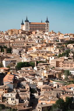 Güzel mavi gökyüzü ve İspanya 'nın Toledo kentindeki Tagus nehrinin manzaralı panoramik manzarası.