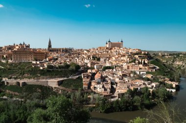 Güzel mavi gökyüzü ve İspanya 'nın Toledo kentindeki Tagus nehrinin manzaralı panoramik manzarası.