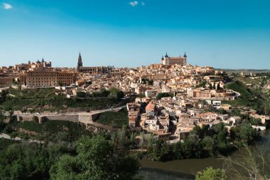 Güzel mavi gökyüzü ve İspanya 'nın Toledo kentindeki Tagus nehrinin manzaralı panoramik manzarası.