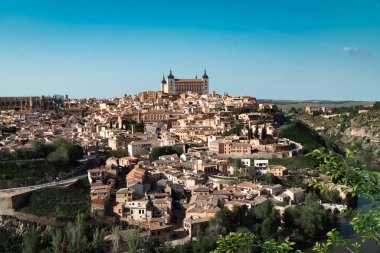 Güzel mavi gökyüzü ve İspanya 'nın Toledo kentindeki Tagus nehrinin manzaralı panoramik manzarası.