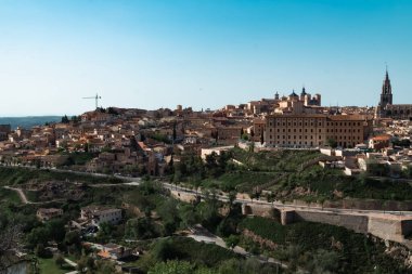 Güzel mavi gökyüzü ve İspanya 'nın Toledo kentindeki Tagus nehrinin manzaralı panoramik manzarası.
