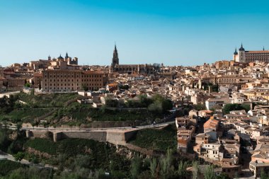 Güzel mavi gökyüzü ve İspanya 'nın Toledo kentindeki Tagus nehrinin manzaralı panoramik manzarası.