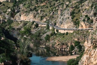 Güzel mavi gökyüzü ve İspanya 'nın Toledo kentindeki Tagus nehrinin manzaralı panoramik manzarası.