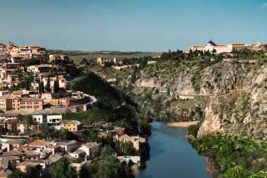 Güzel mavi gökyüzü ve İspanya 'nın Toledo kentindeki Tagus nehrinin manzaralı panoramik manzarası.