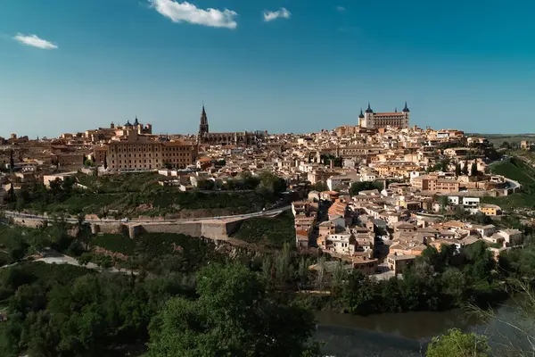 Güzel mavi gökyüzü ve İspanya 'nın Toledo kentindeki Tagus nehrinin manzaralı panoramik manzarası.