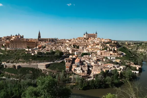Güzel mavi gökyüzü ve İspanya 'nın Toledo kentindeki Tagus nehrinin manzaralı panoramik manzarası.