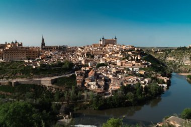 Güzel mavi gökyüzü ve İspanya 'nın Toledo kentindeki Tagus nehrinin manzaralı panoramik manzarası.