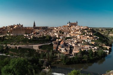 Güzel mavi gökyüzü ve İspanya 'nın Toledo kentindeki Tagus nehrinin manzaralı panoramik manzarası.