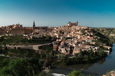 Güzel mavi gökyüzü ve İspanya 'nın Toledo kentindeki Tagus nehrinin manzaralı panoramik manzarası.