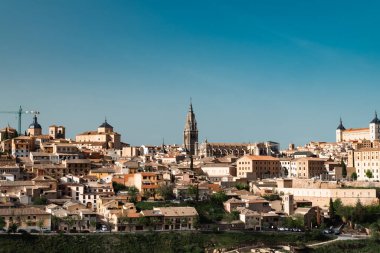 Güzel mavi gökyüzü ve İspanya 'nın Toledo kentindeki Tagus nehrinin manzaralı panoramik manzarası.