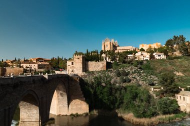 Güzel mavi gökyüzü ve İspanya 'nın Toledo kentindeki Tagus nehrinin manzaralı panoramik manzarası.