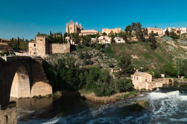 Güzel mavi gökyüzü ve İspanya 'nın Toledo kentindeki Tagus nehrinin manzaralı panoramik manzarası.