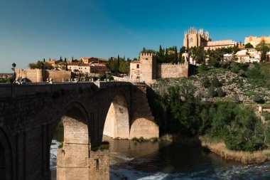 Güzel mavi gökyüzü ve İspanya 'nın Toledo kentindeki Tagus nehrinin manzaralı panoramik manzarası.