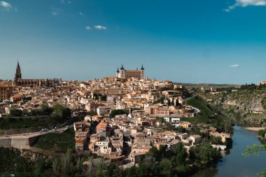 Güzel mavi gökyüzü ve İspanya 'nın Toledo kentindeki Tagus nehrinin manzaralı panoramik manzarası.