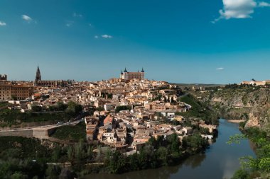 Güzel mavi gökyüzü ve İspanya 'nın Toledo kentindeki Tagus nehrinin manzaralı panoramik manzarası.
