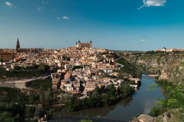 Güzel mavi gökyüzü ve İspanya 'nın Toledo kentindeki Tagus nehrinin manzaralı panoramik manzarası.
